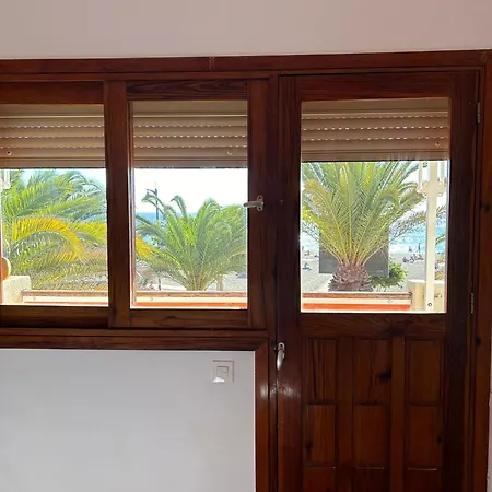 Apartamento Veramar Prime Beachfront Location, Free Parking, Steps To The Los Cristianos (Tenerife)